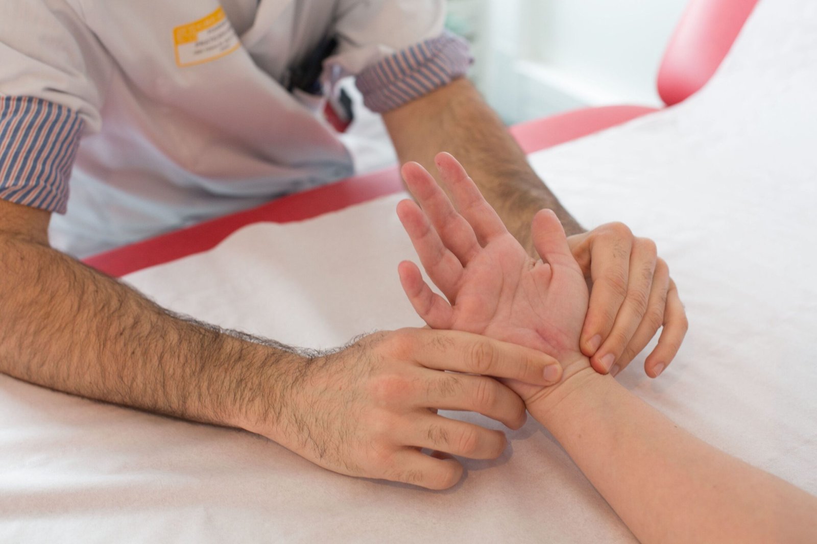 The Best 5 Tendon Gliding Exercises for Hand and Finger Health - bestknock.com - Whole Fist Tendon Glide