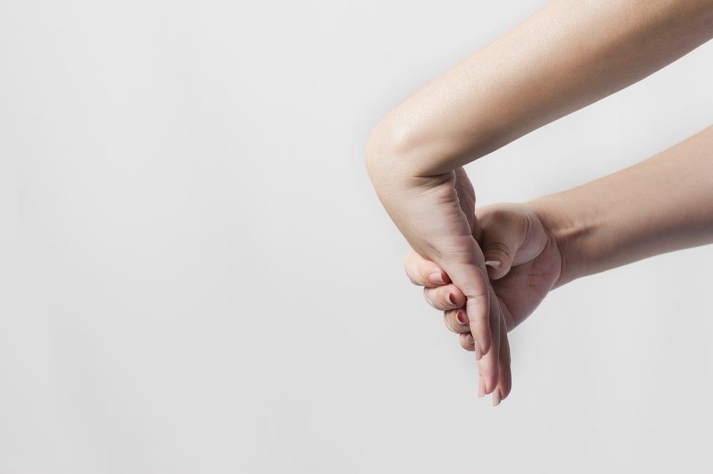 Wrist Extensor Stretch - Wrist Tendonitis Exercises - bestknock.com
